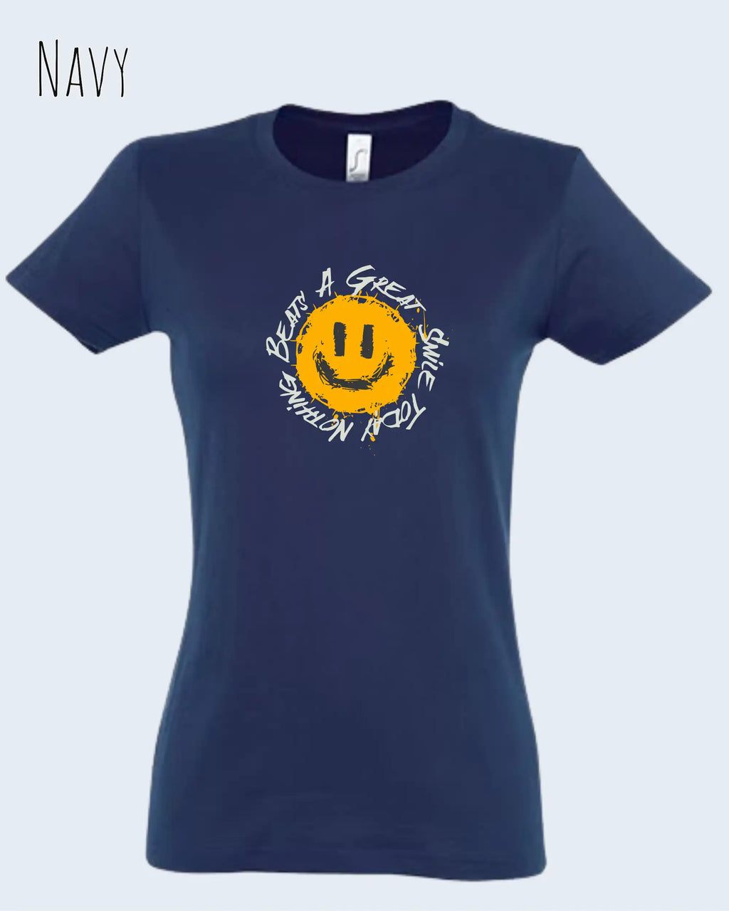 Die Abbildung zeigt das Basic Design-T‑Shirt im Feminine Fit in der Farbe navy. Das Design zeigt das Statement NOTHING BEATS A SMILE.
