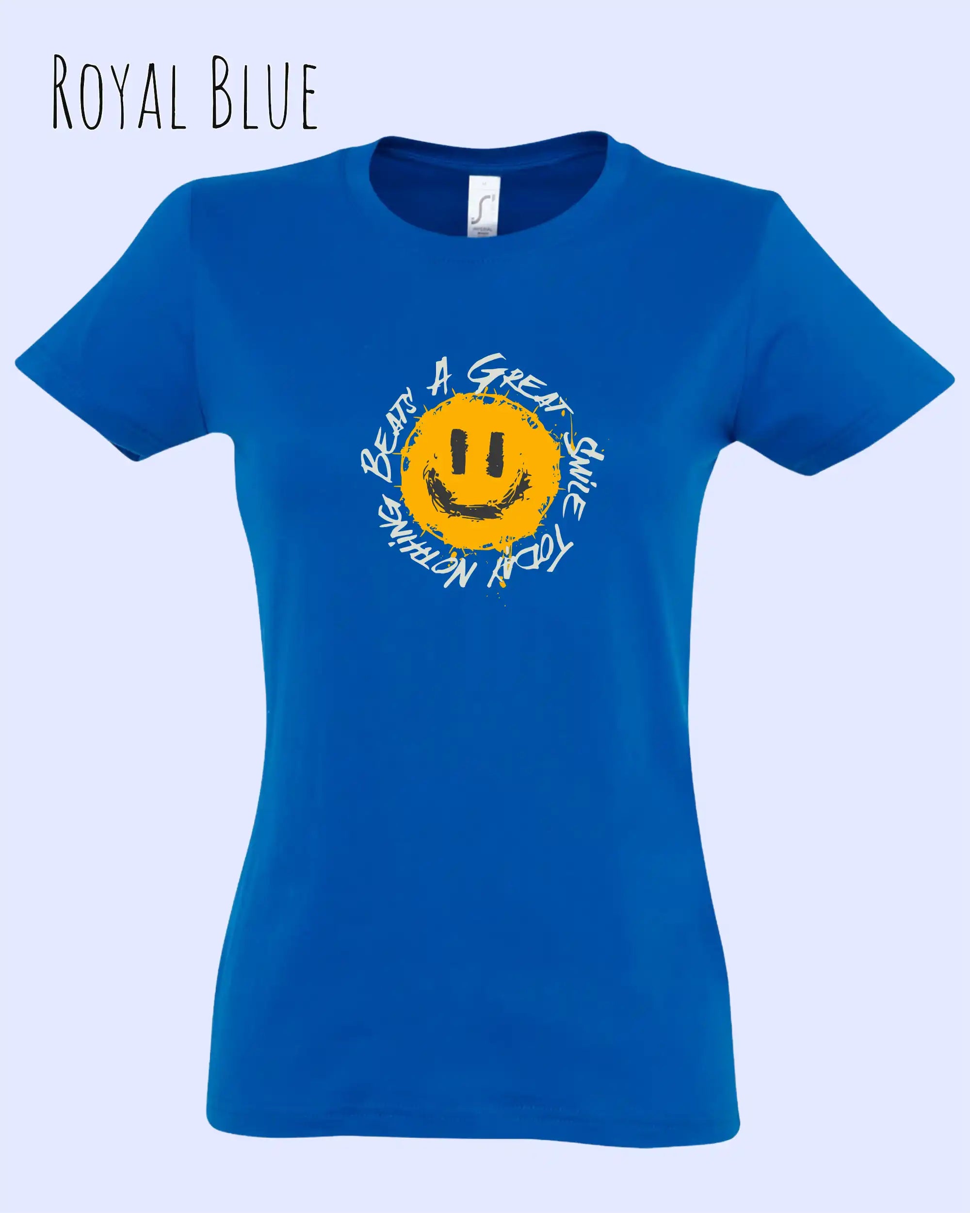 Die Abbildung zeigt das Basic Design-T‑Shirt im Feminine Fit in der Farbe royalblau. Das Design zeigt das Statement NOTHING BEATS A SMILE.