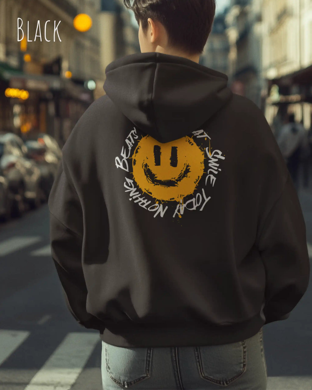 Mann trägt einen Heavyweight oversized Hoodie in Black mit dem Backprint-Design Nothing beats a great smile today.