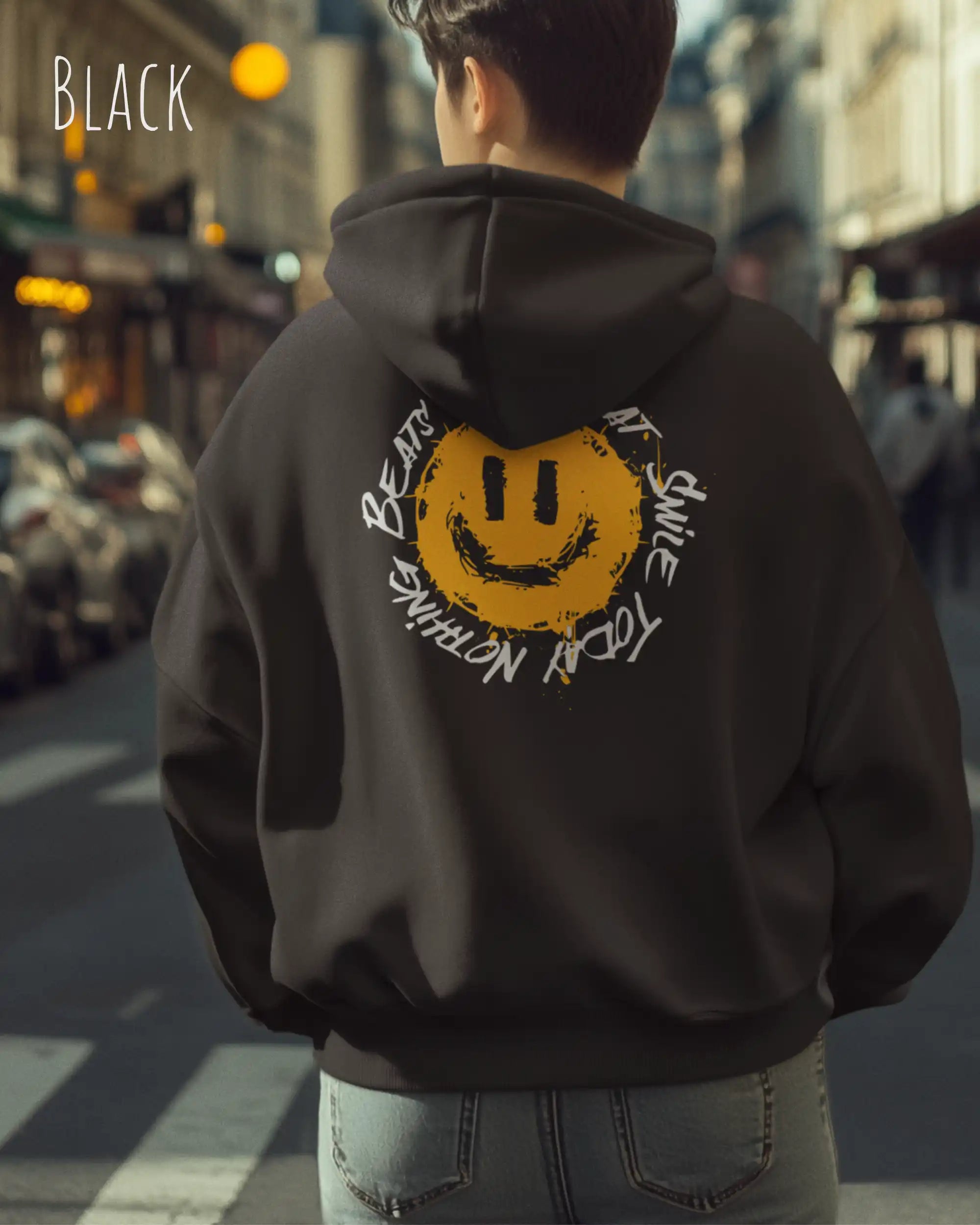 Mann trägt einen Heavyweight oversized Hoodie in Black mit dem Backprint-Design Nothing beats a great smile today.