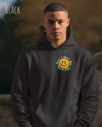 Mann trägt einen Heavyweight oversized Hoodie in Black mit dem Statement-Design Nothing beats a great smile today.