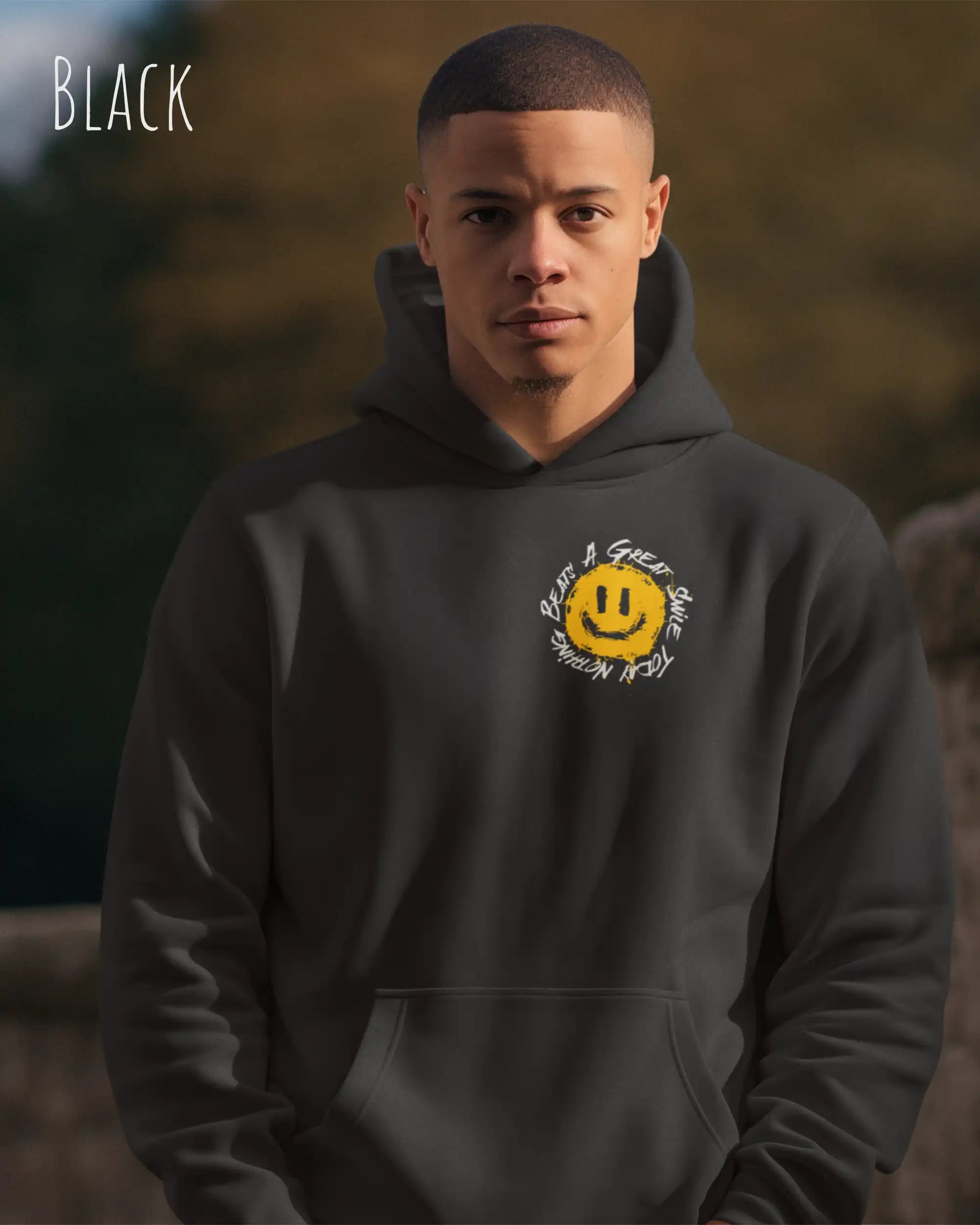 Mann trägt einen Heavyweight oversized Hoodie in Black mit dem Statement-Design Nothing beats a great smile today.
