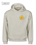 Das Bild zeigt den nachhaltigen Organic Luxury Hoodie in Cenent mit dem Statement NOTHING BEATS A SMILE TODAY