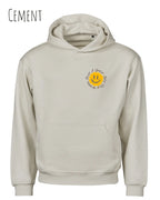 Das Bild zeigt den nachhaltigen Organic Luxury Hoodie in Cenent mit dem Statement NOTHING BEATS A SMILE TODAY
