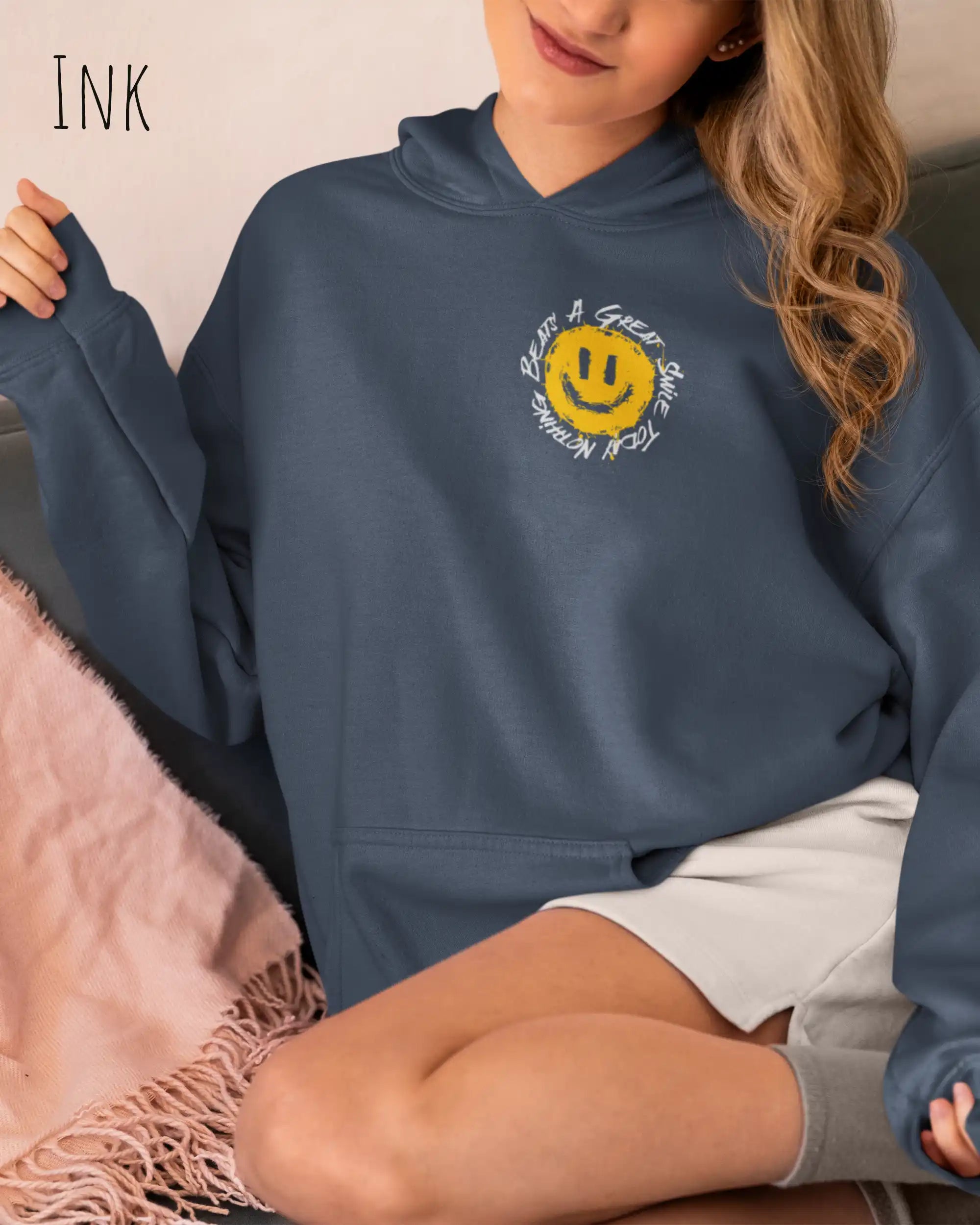 Frau trägt einen Heavyweight oversized Hoodie in Ink mit dem Statement-Design Nothing beats a great smile today.