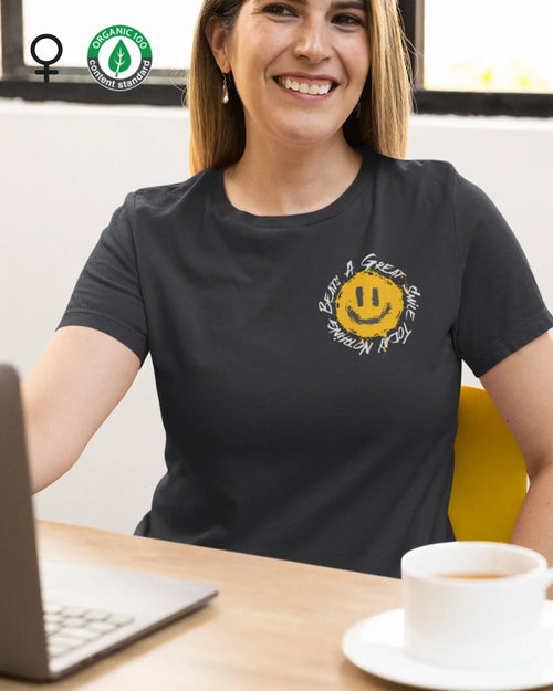 dieses bild zeigt eine frau, die ein nachhaltiges damen design-t-shirt mit dem LÄSSIGEN motiv "NOTHING BEATS A GREAT SMILE TODAY" trägt.