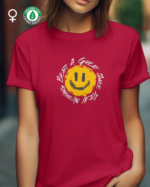 dieses bild zeigt eine frau, die ein organic damen design-t-shirt mit dem LÄSSIGEN motiv "NOTHING BEATS A GREAT SMILE TODAY" trägt.