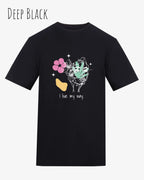 Die Abbildung zeigt ein Design-T-Shirt in der farbe DEEP BLACK aus atmungsaktiver Baumwolle  mit dem statement I live my way.