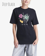BLONDE Frau trägt ein Design-T-Shirt in der farbe DEEP BLACK aus atmungsaktiver Baumwolle  mit dem statement I live my way.
