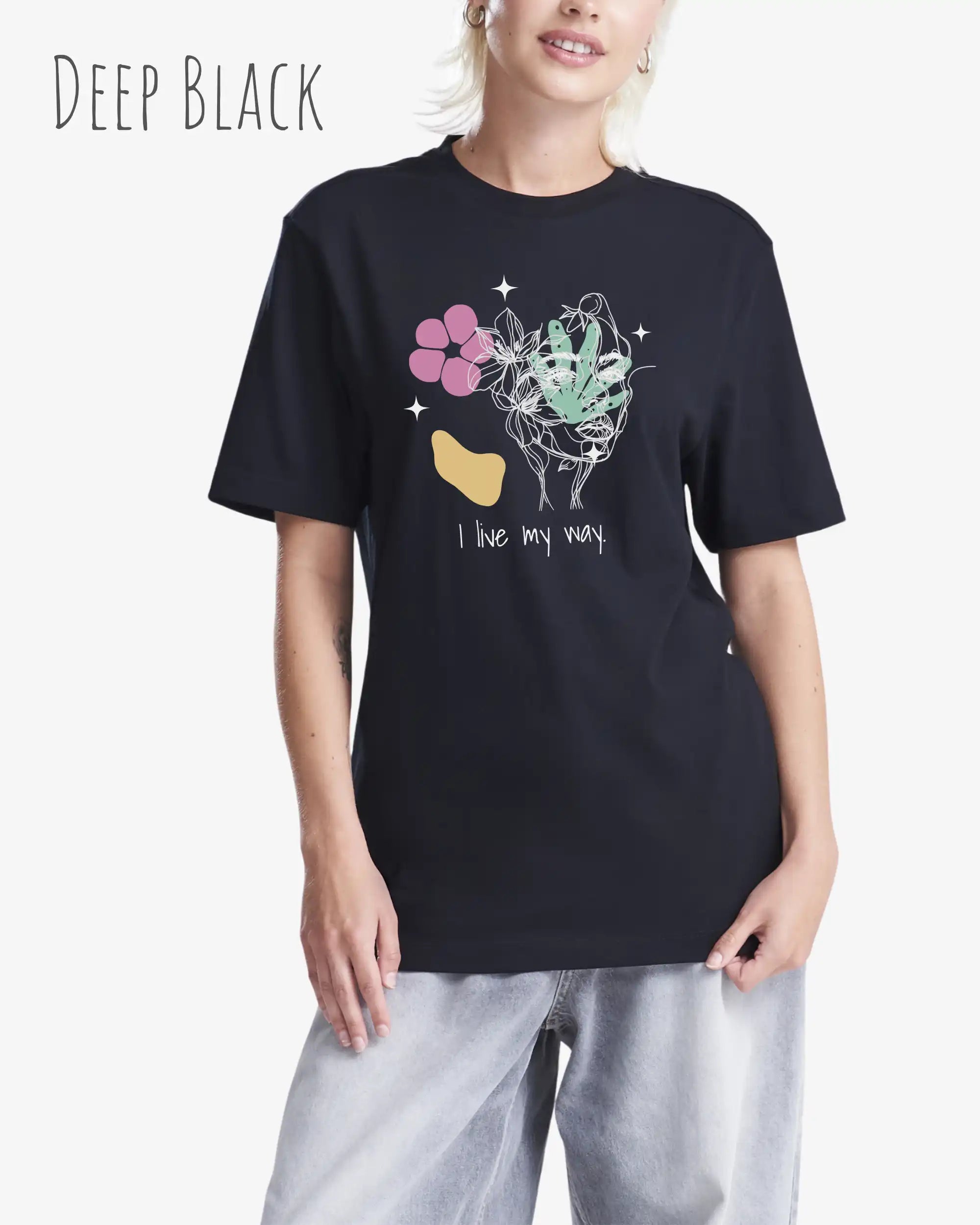 BLONDE Frau trägt ein Design-T-Shirt in der farbe DEEP BLACK aus atmungsaktiver Baumwolle  mit dem statement I live my way.