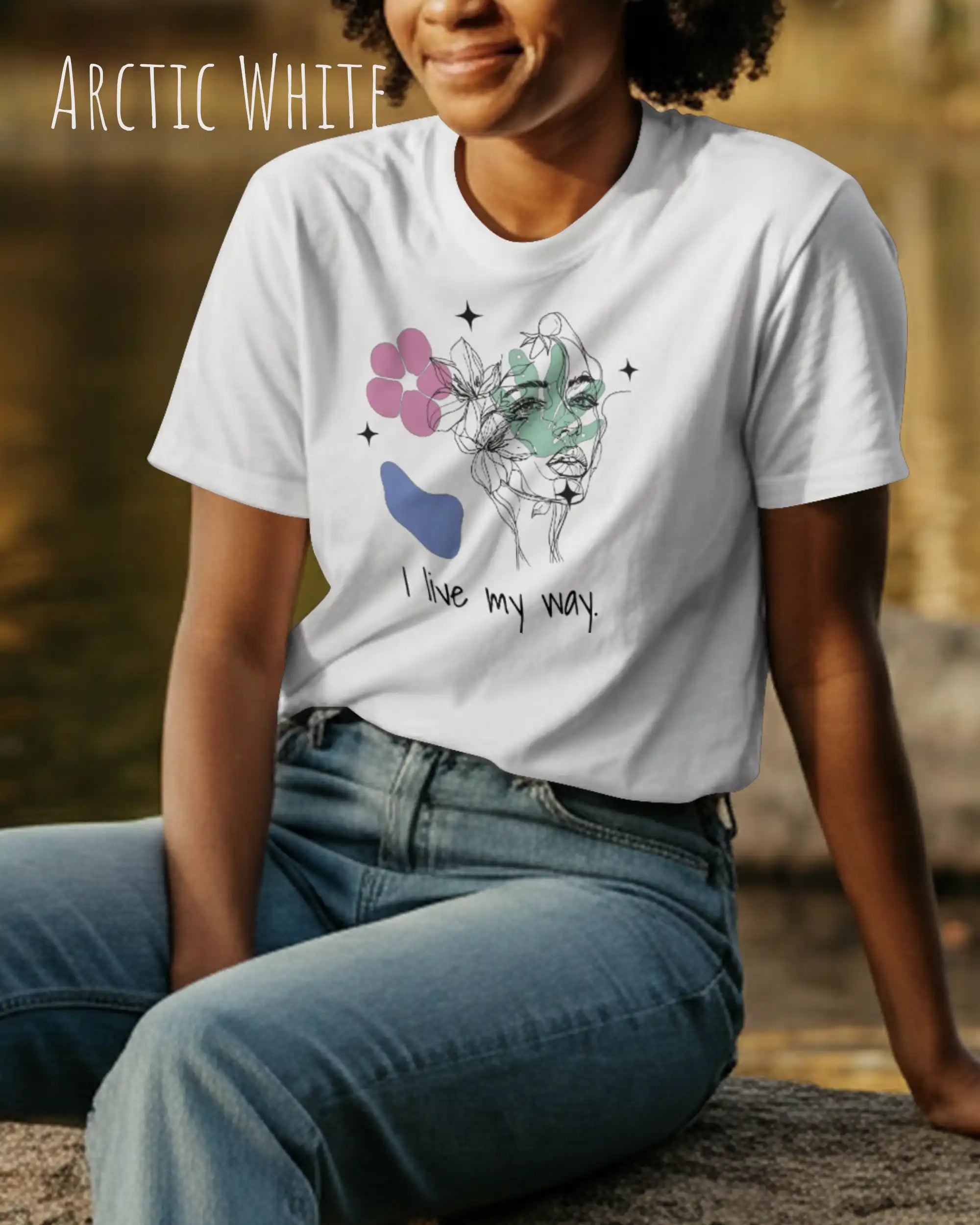 Eine Frau trägt ein Design-T-Shirt in der farbe ARCT IC WHITE aus atmungsaktiver Baumwolle  mit dem statement I live my way