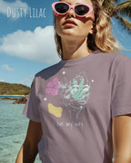 Eine Frau AM STRAND trägt ein Design-T-Shirt in der farbe DUSTY LILAC aus atmungsaktiver Baumwolle  mit dem statement I live my way.