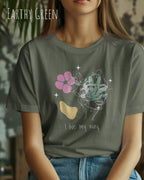 Eine Frau trägt ein Design-T-Shirt in der farbe EARTHY GREEN aus atmungsaktiver Baumwolle  mit dem statement I live my way.