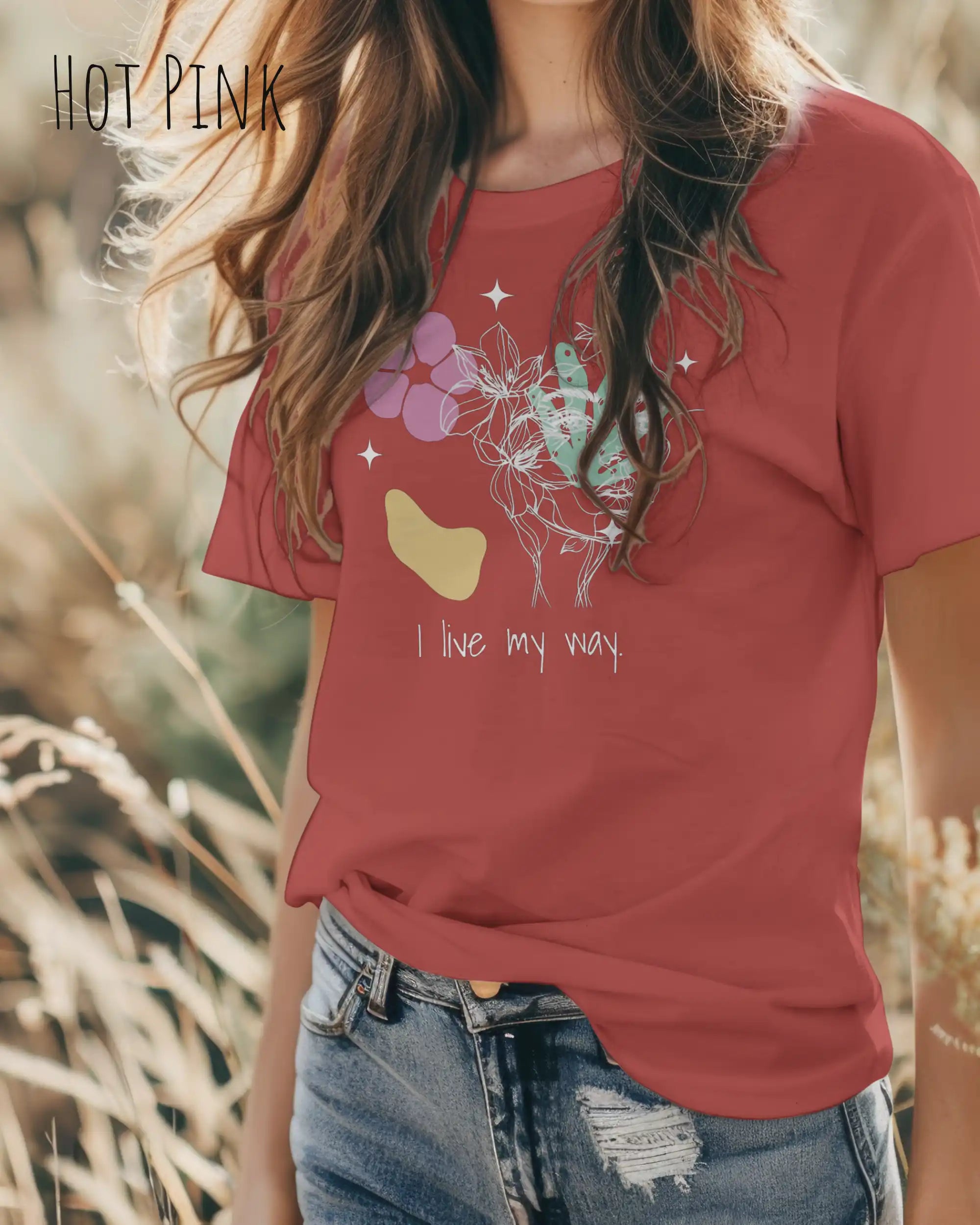 Frau trägt ein Design-T-Shirt in der farbe HOT PINK aus atmungsaktiver Baumwolle  mit dem statement I live my way.