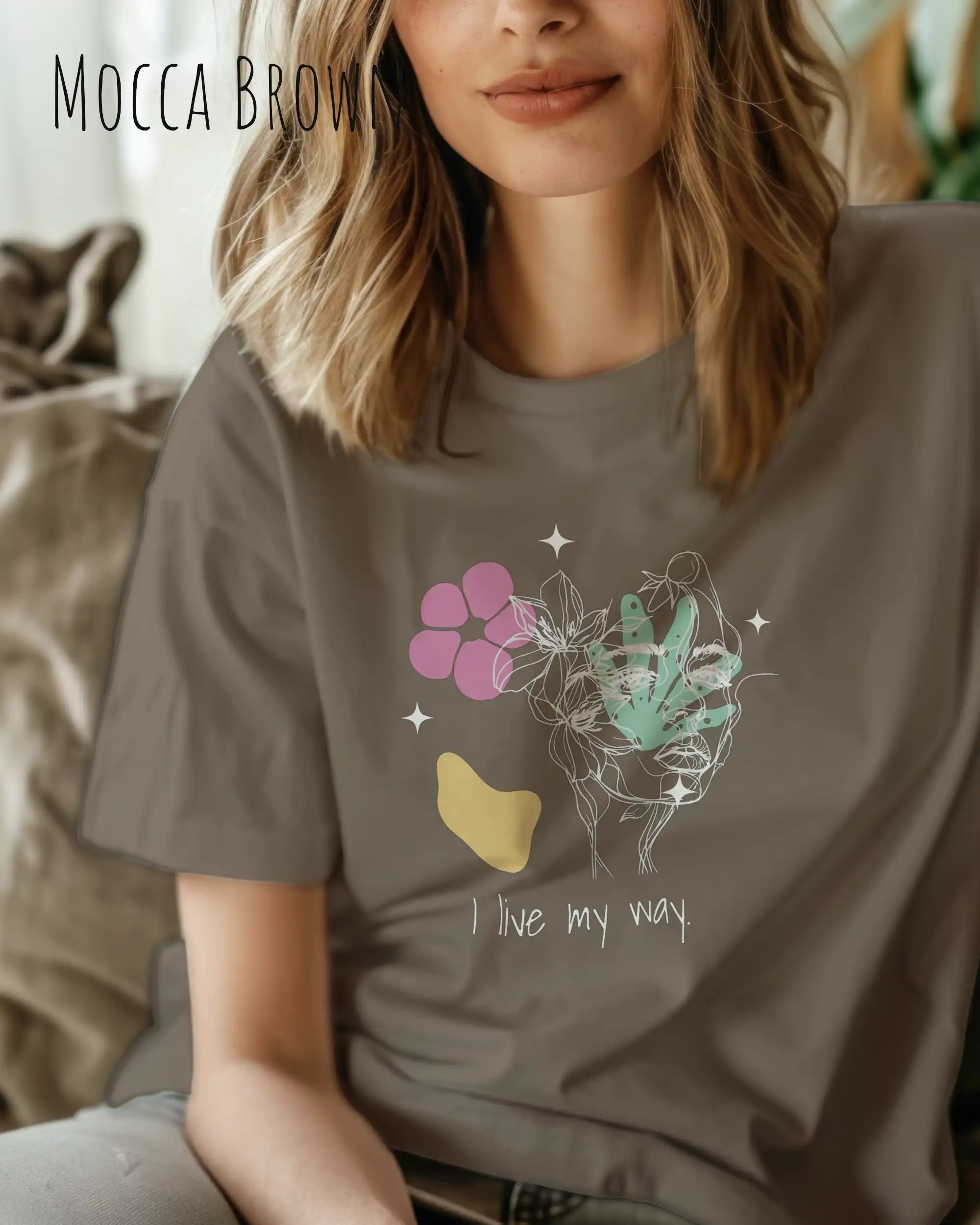 Eine Frau trägt ein Design-T-Shirt in der farbe MOCCA BROWN aus atmungsaktiver Baumwolle  mit dem statement I live my way.