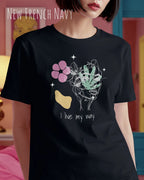 Frau trägt ein Design-T-Shirt in der farbe NEW FRENCH NAVY aus atmungsaktiver Baumwolle  mit dem statement I live my way.