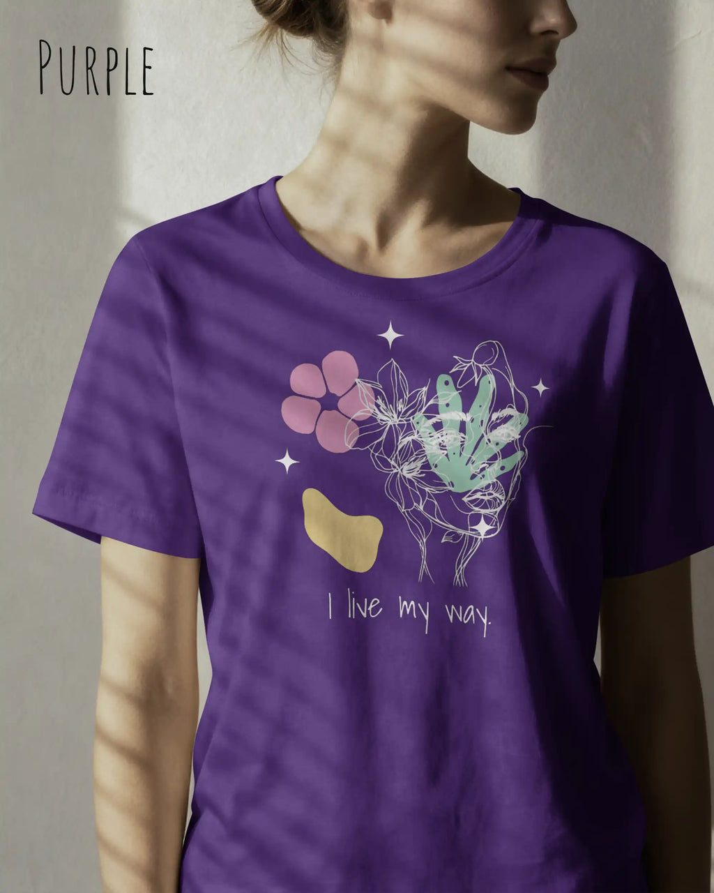 JUNGE Frau trägt ein Design-T-Shirt in der farbe PURPLE aus atmungsaktiver Baumwolle  mit dem statement I live my way.