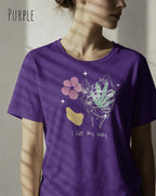 JUNGE Frau trägt ein Design-T-Shirt in der farbe PURPLE aus atmungsaktiver Baumwolle  mit dem statement I live my way.