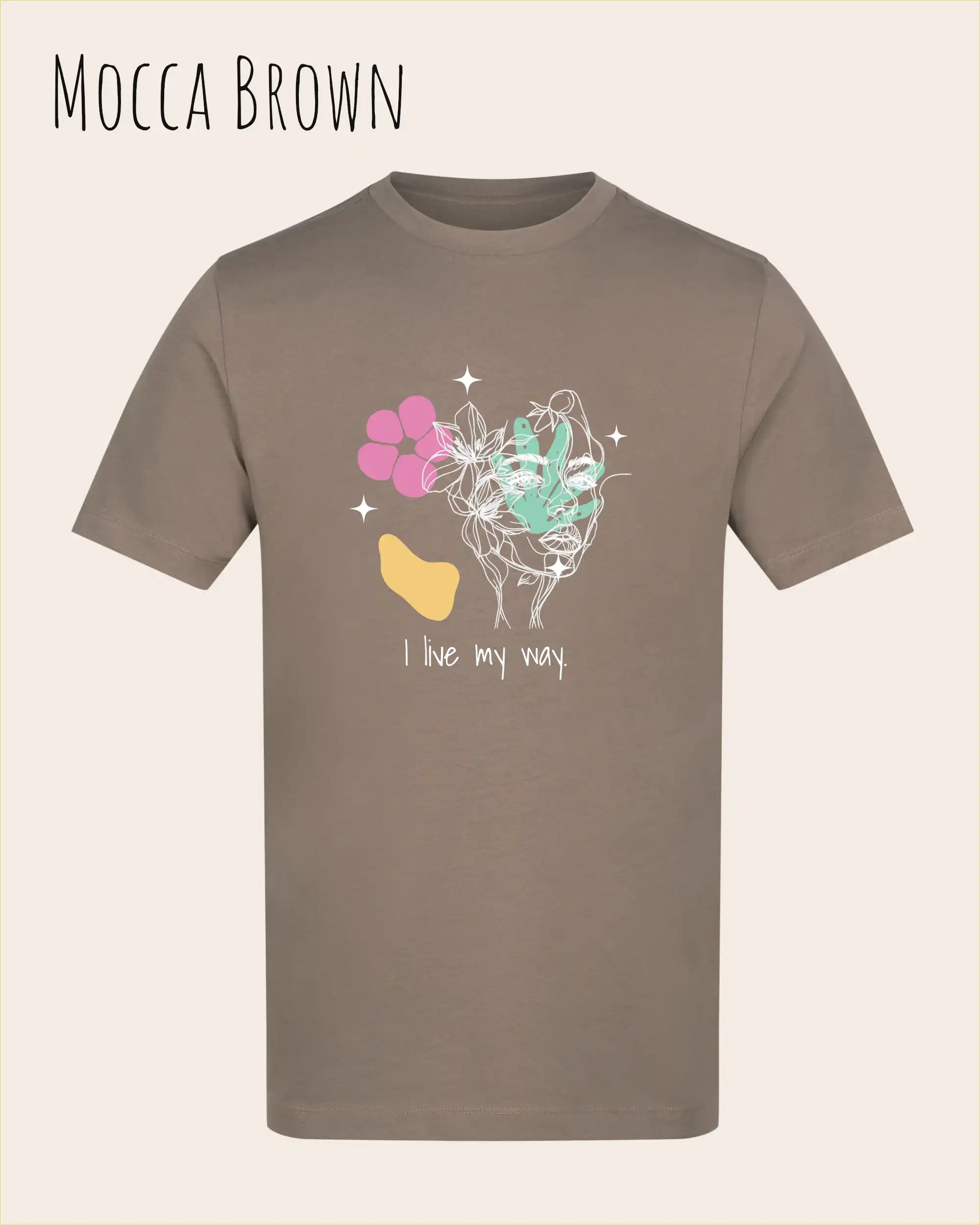 Die Abbildung zeigt ein Design-T-Shirt in der farbe MOCCA BROWN aus atmungsaktiver Baumwolle  mit dem statement I live my way.