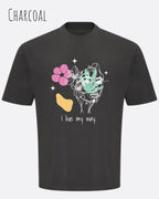 die Abbildung zeigt ein oversized heavyweight ndesign-t-shirt in der farbe charcoal und mit  dem motiv I live my way,