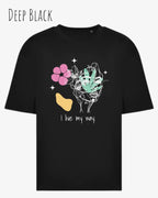 die Abbildung zeigt ein oversized heavyweight ndesign-t-shirt in der farbe deep black und mit  dem motiv I live my way,