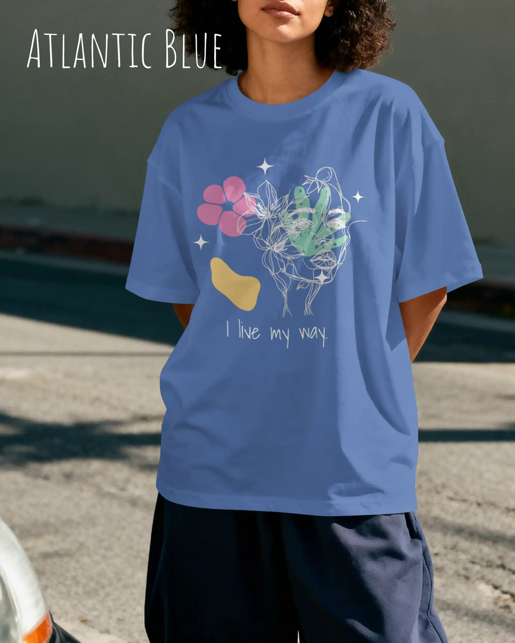 Frau trägt ein oversized heavyweight ndesign-t-shirt in der farbe atlantic blue  und mit  dem motiv I live my way,