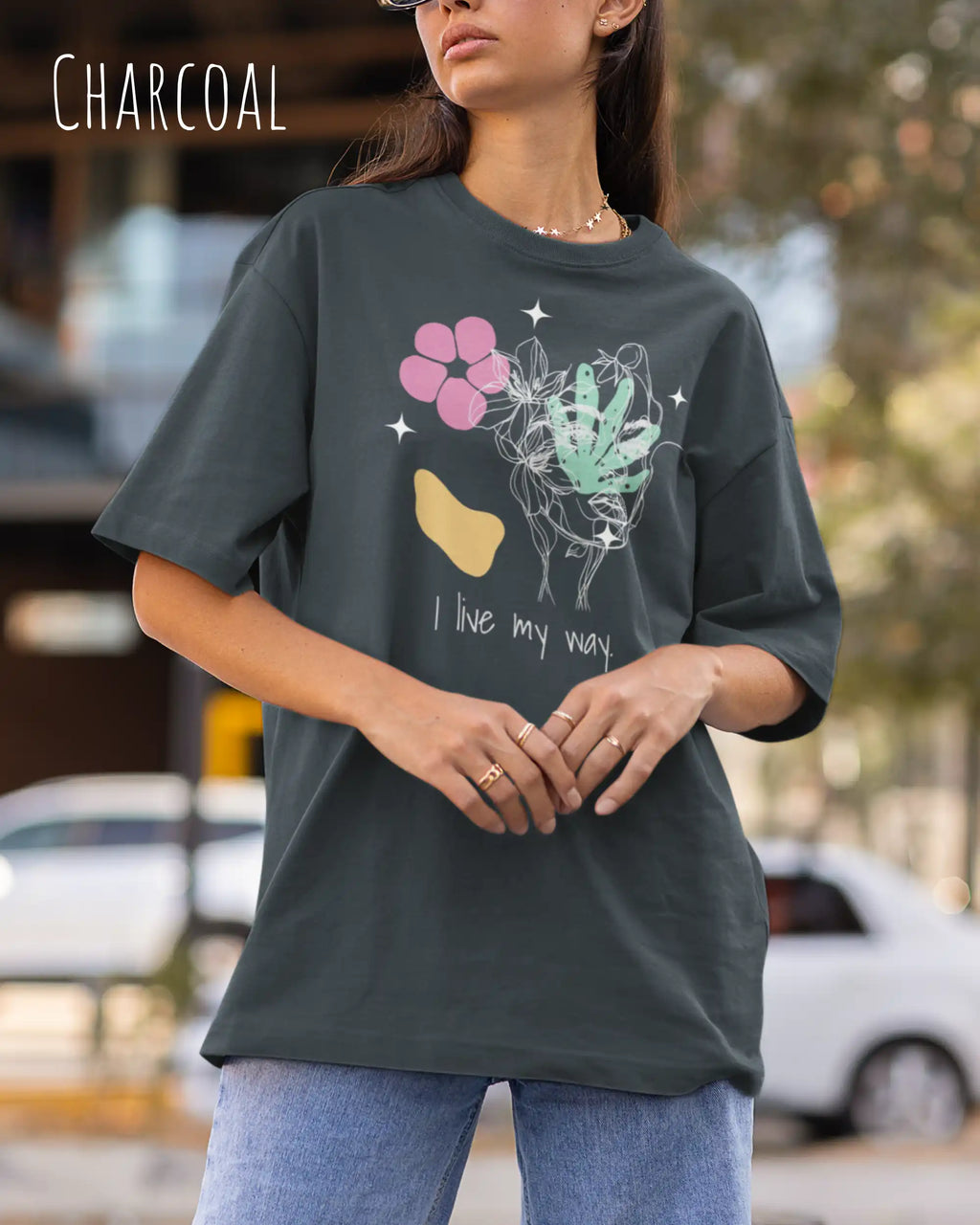 Frau trägt ein oversized heavyweight ndesign-t-shirt in der farbe charcoal und mit  dem motiv I live my way,