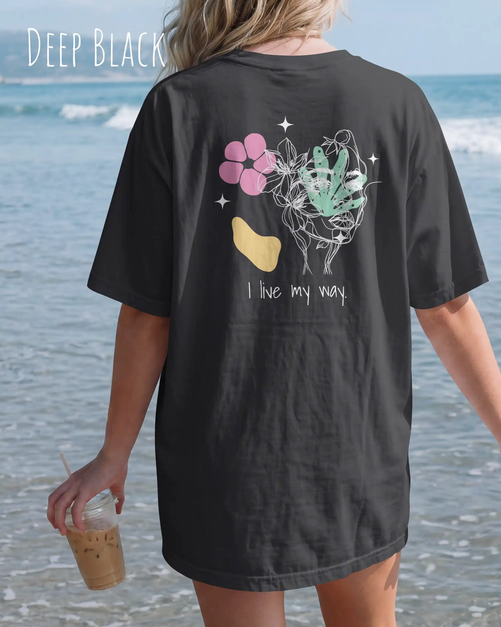 Frau trägt ein oversized heavyweight ndesign-t-shirt in der farbe deep black und mit  dem backprnt I live my way,
