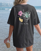 Frau trägt ein oversized heavyweight ndesign-t-shirt in der farbe deep black und mit  dem backprnt I live my way,