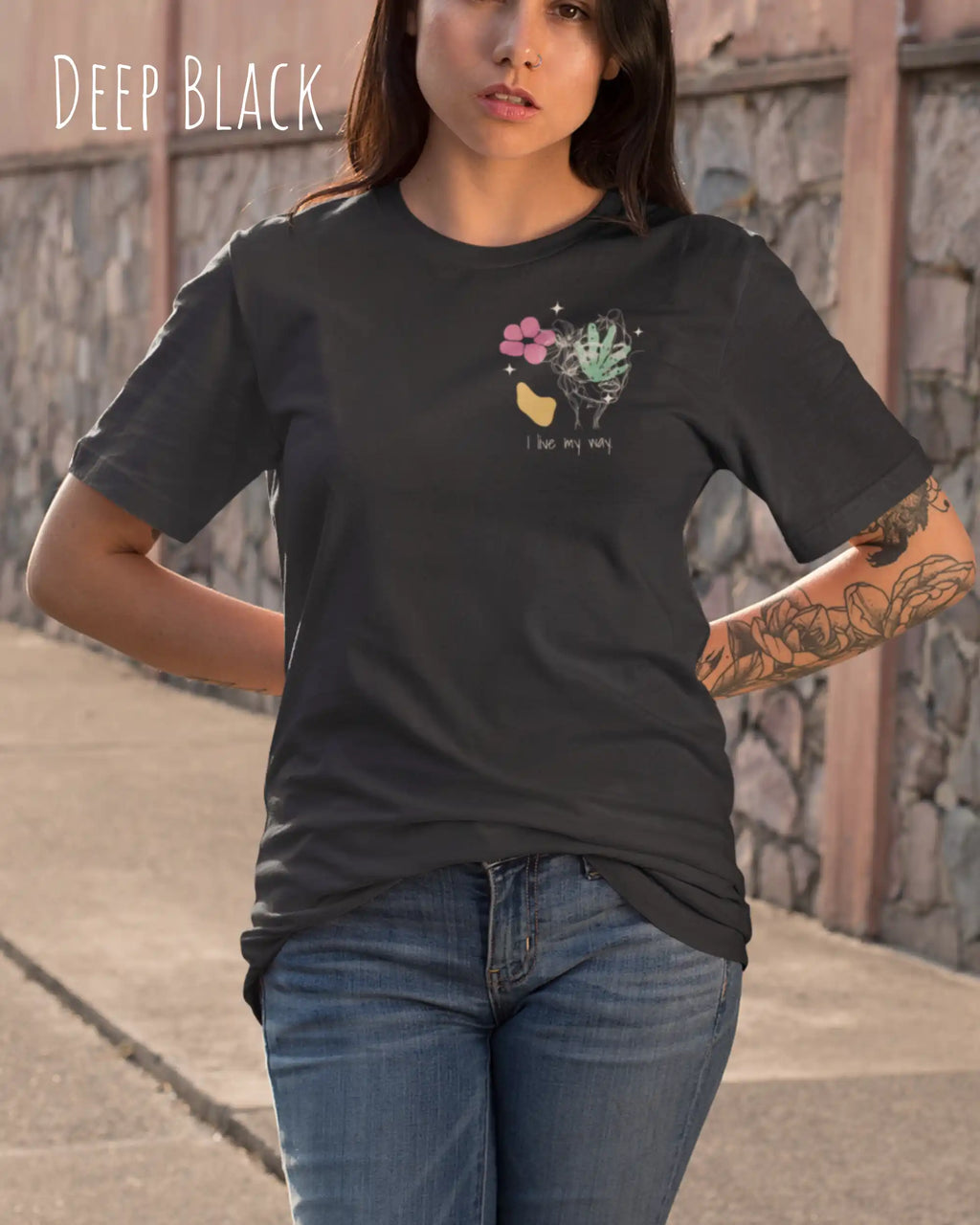 Frau trägt ein oversized heavyweight ndesign-t-shirt in der farbe deep black und mit  dem motiv I live my way links oben.
