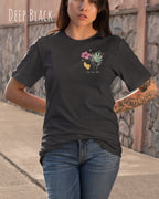 Frau trägt ein oversized heavyweight ndesign-t-shirt in der farbe deep black und mit  dem motiv I live my way links oben.