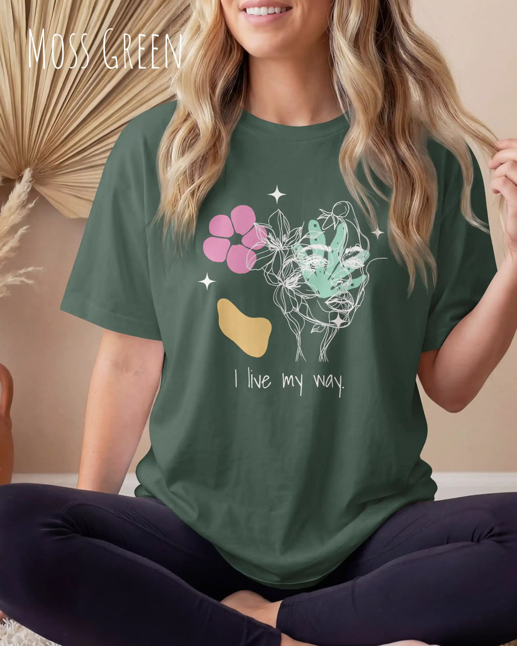Frau trägt ein oversized heavyweight ndesign-t-shirt in der farbe moss green und mit  dem motiv I live my way,