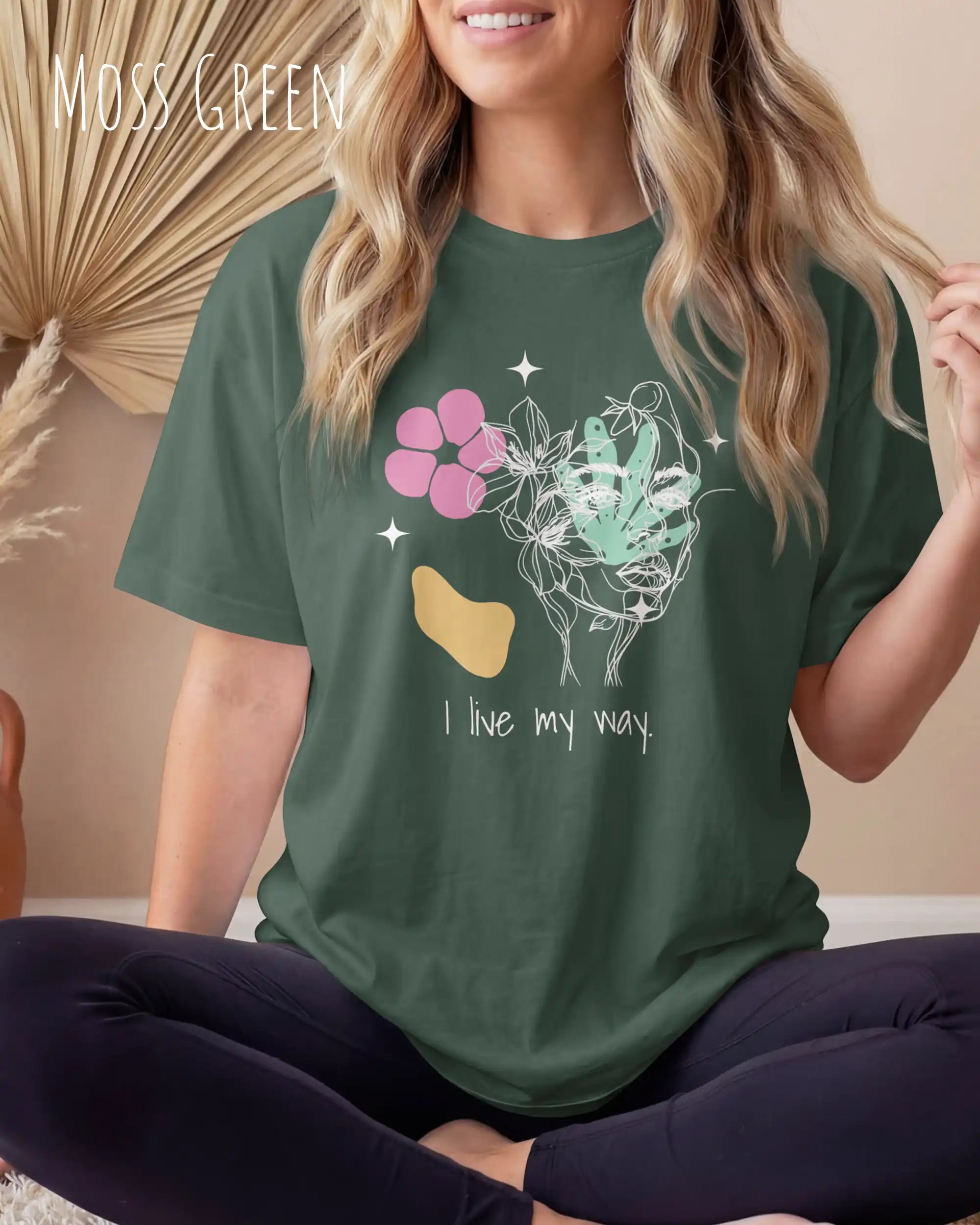 Frau trägt ein oversized heavyweight ndesign-t-shirt in der farbe moss green und mit  dem motiv I live my way,