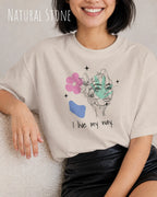 Frau trägt ein oversized heavyweight ndesign-t-shirt in der farbe natural stone  und mit  dem motiv I live my way,