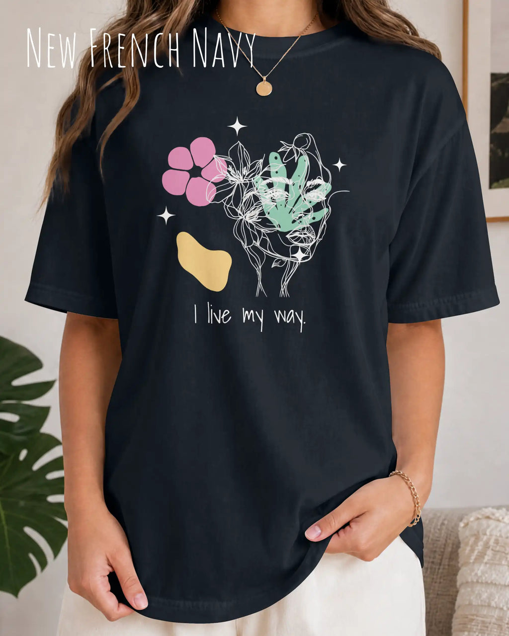 Frau trägt ein oversized heavyweight ndesign-t-shirt in der farbe new french navy und mit  dem motiv I live my way vorne mittig.