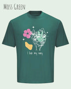 die Abbildung zeigt ein oversized heavyweight ndesign-t-shirt in der farbe moss green und mit  dem motiv I live my way,
