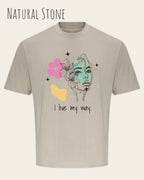 die Abbildung zeigt ein oversized heavyweight ndesign-t-shirt in der farbe natural stone und mit  dem motiv I live my way,