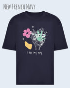 die Abbildung zeigt ein oversized heavyweight ndesign-t-shirt in der farbe new french navy und mit  dem motiv I live my way,
