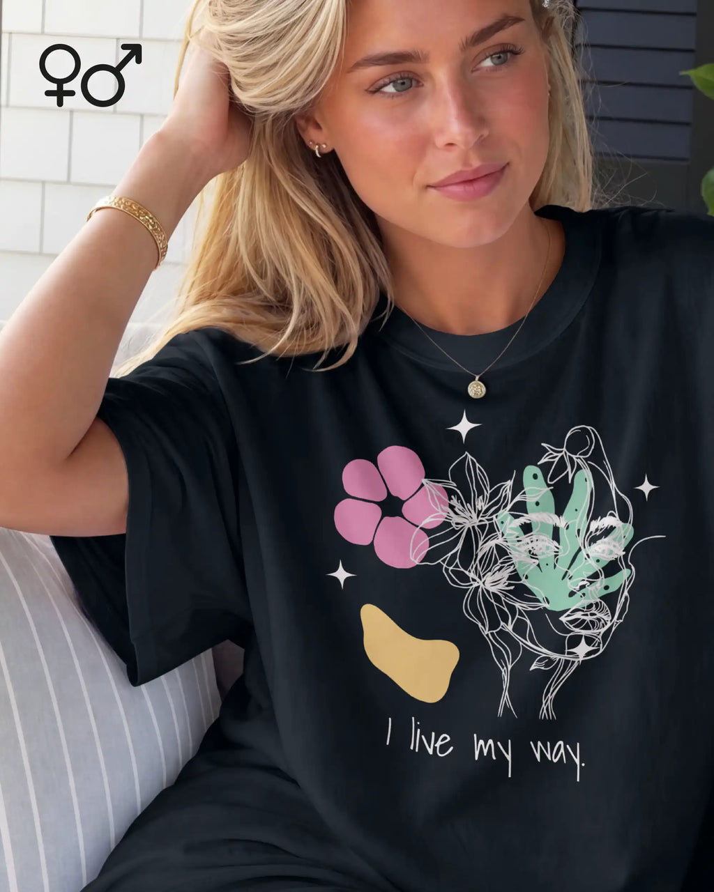 Frau trägt ein oversized heavyweight ndesign-t-shirt mit unisex fit und mit  dem motiv I live my way,