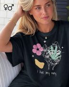 Frau trägt ein oversized heavyweight ndesign-t-shirt mit unisex fit und mit  dem motiv I live my way,