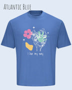 die Abbildung zeigt ein oversized heavyweight ndesign-t-shirt in der farbe atlantic blue und mit  dem motiv I live my way,