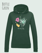 Das Bild zeigt DEN damen design hoodie JH001F von awdis in der Farbe BOTTLE GREEN mit dem STATEMENT I LIVE MY WAY     