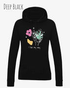 Das Bild zeigt DEN damen design hoodie JH001F von awdis in der Farbe DEEP BLACK mit dem STATEMENT I LIVE MY WAY     