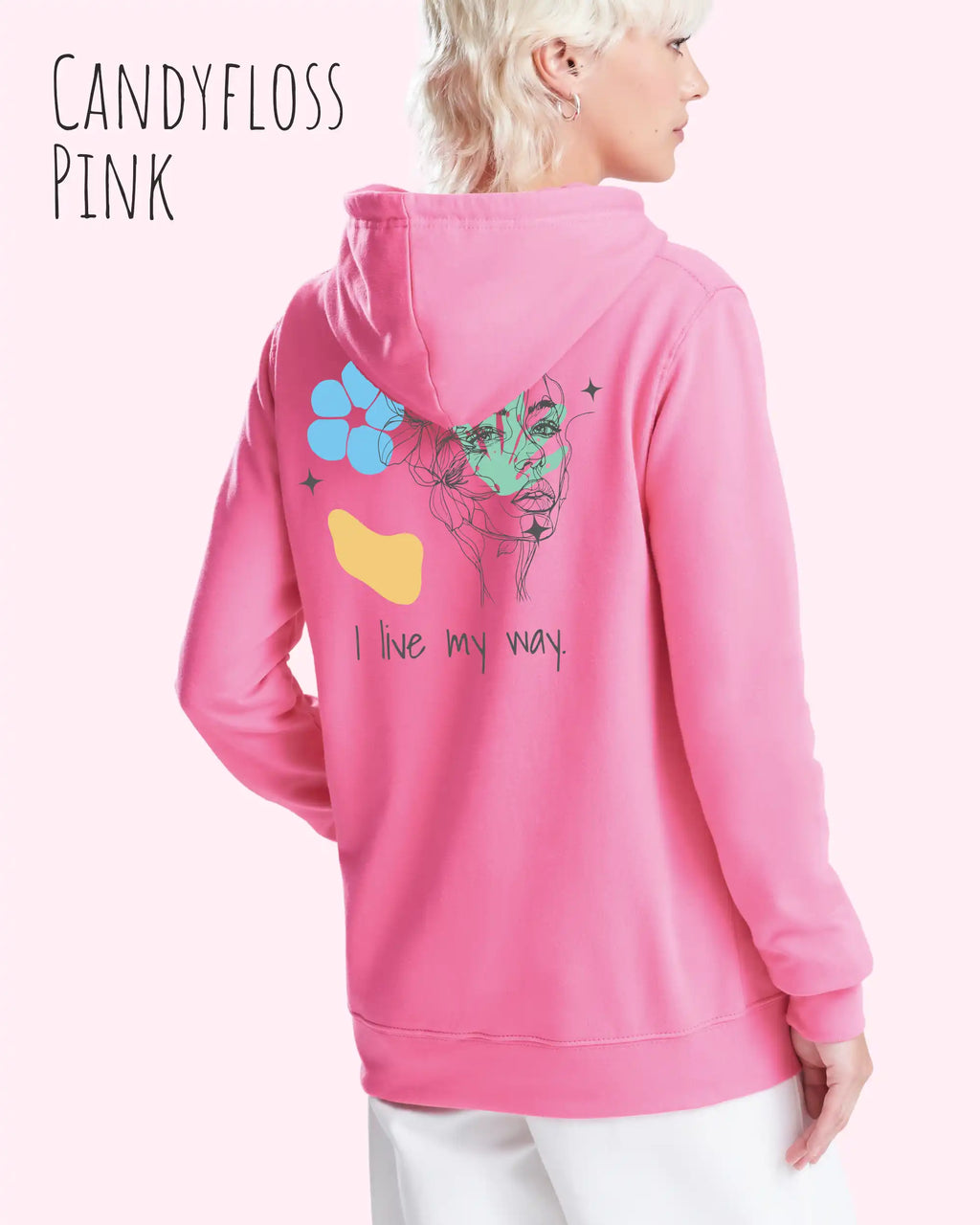 EINE FRAU TRÄGT einen damen design hoodie in der Farbe CANDYFLOSS PINK mit dem STATEMENT I LIVE MY WAY AUF DEM RPCKEN