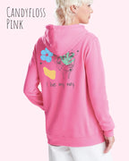 EINE FRAU TRÄGT einen damen design hoodie in der Farbe CANDYFLOSS PINK mit dem STATEMENT I LIVE MY WAY AUF DEM RPCKEN