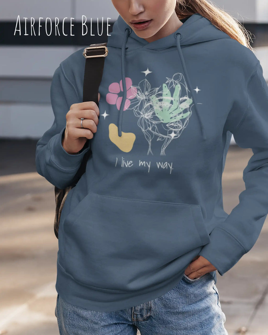 EINE FRAU TRÄGT einen damen design hoodie in der Farbe AIRFORCE BLUE mit dem STATEMENT I LIVE MY WAY