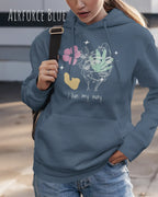 EINE FRAU TRÄGT einen damen design hoodie in der Farbe AIRFORCE BLUE mit dem STATEMENT I LIVE MY WAY