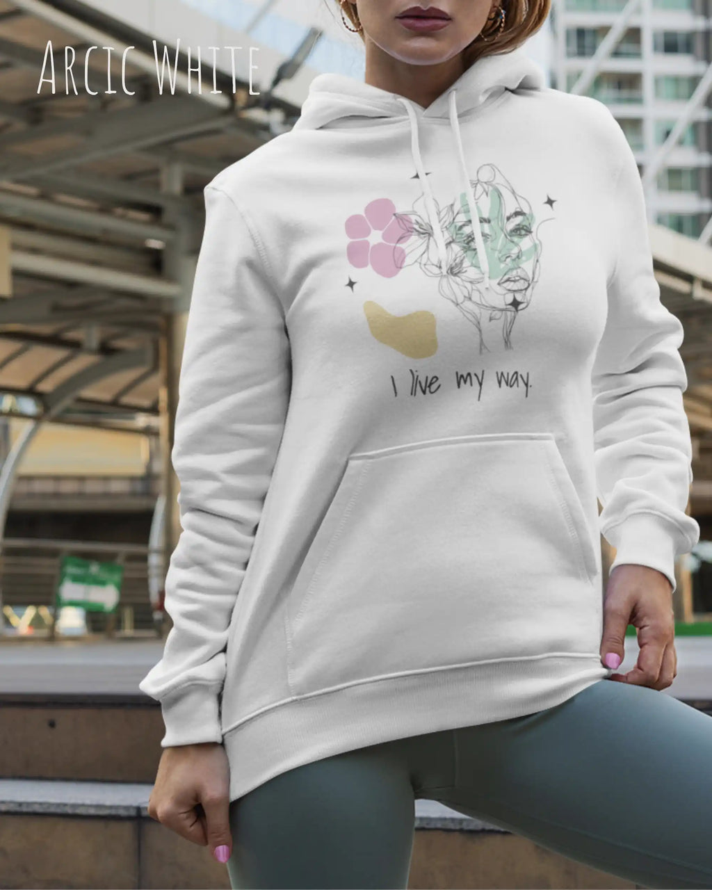 EINE FRAU TRÄGT einen damen design hoodie in der Farbe ARCTIC WHITE mit dem STATEMENT I LIVE MY WAY