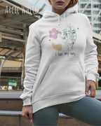 EINE FRAU TRÄGT einen damen design hoodie in der Farbe ARCTIC WHITE mit dem STATEMENT I LIVE MY WAY