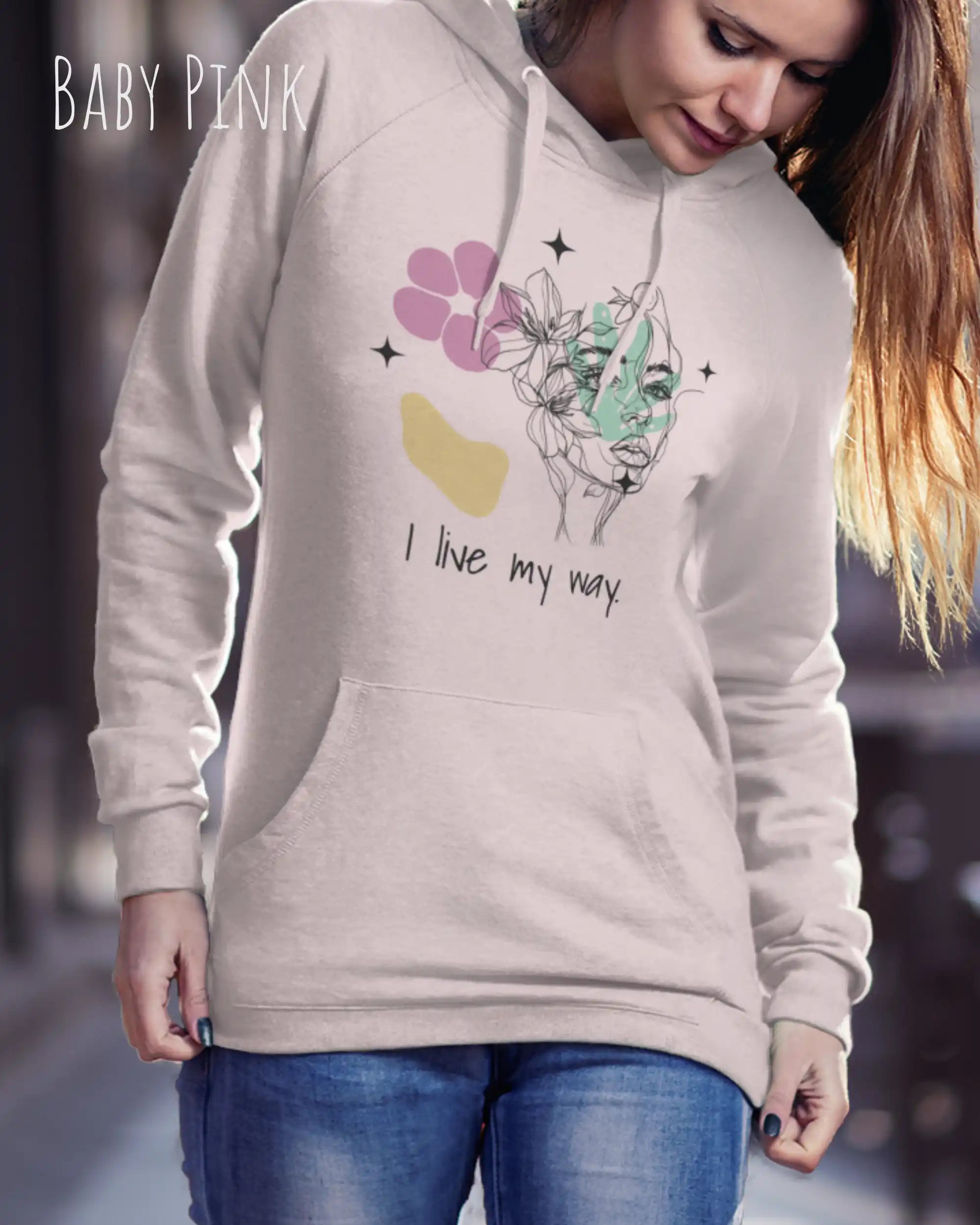JUNGE FRAU TRÄGT einen damen design hoodie in der Farbe BABY PINK mit dem STATEMENT I LIVE MY WAY
